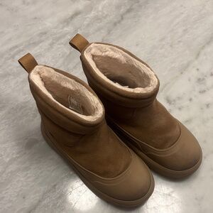 UGG RARE Kids Boots in Brown